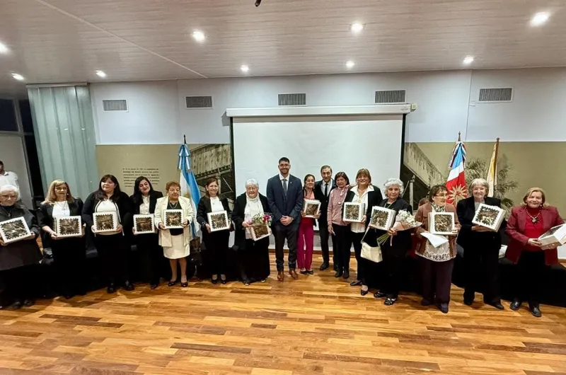 Silva Neder homenajeó a docentes rurales jubilados en un acto del Club de Leones
